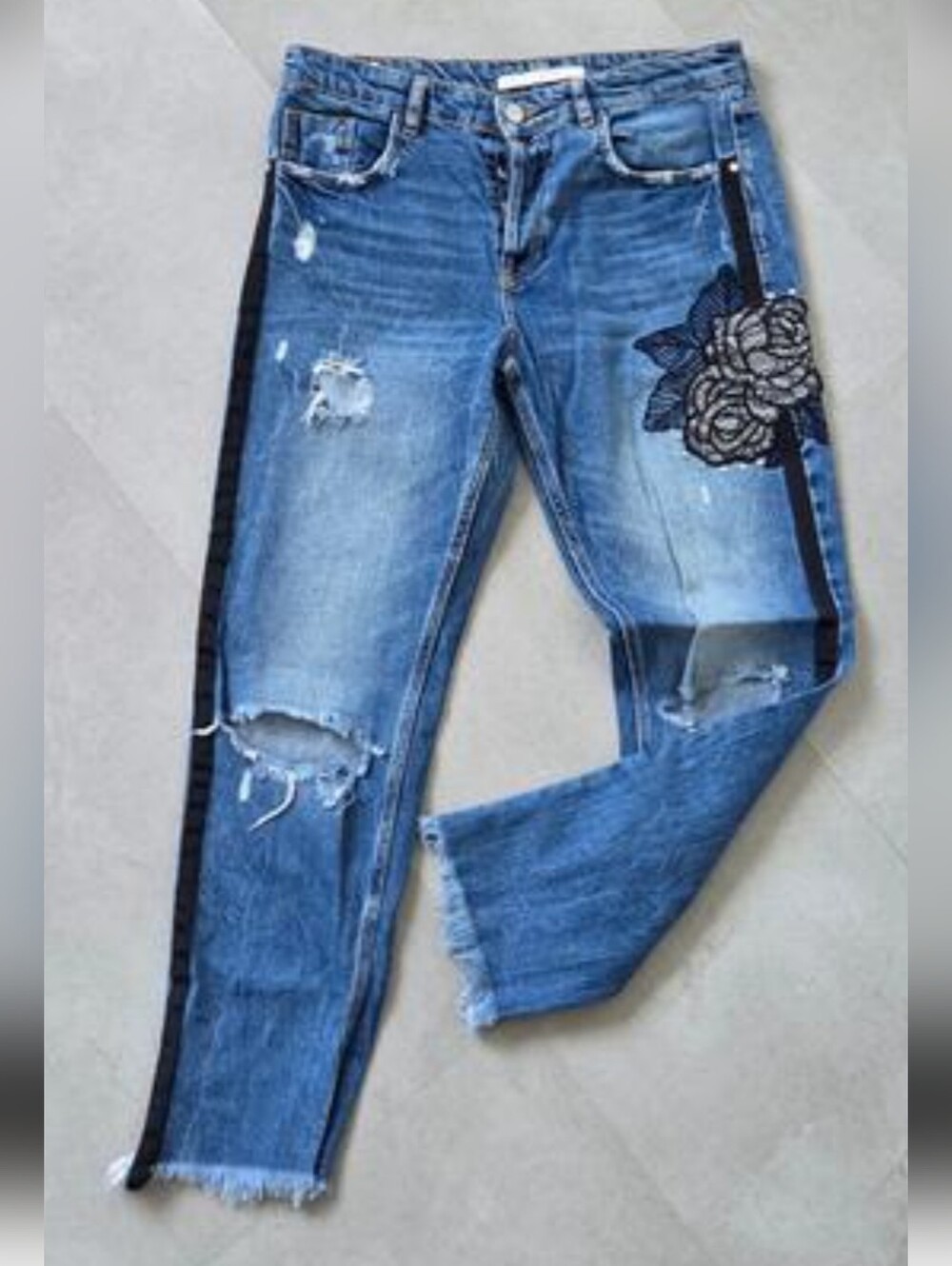 Zara Trafaluc Size 2 Jeans w/Floral Patch Embellished High Rise Crop Bs-3130